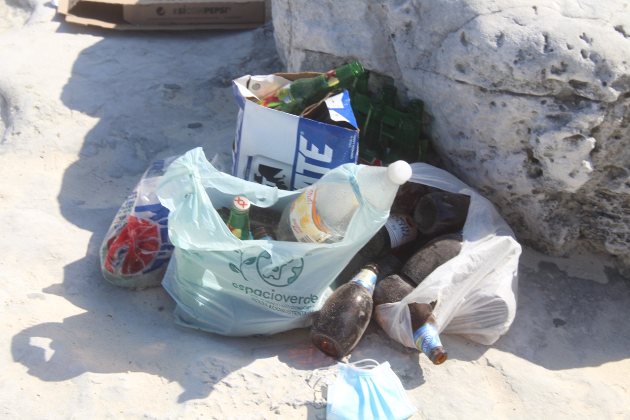 Turistas y locales dejan desechos en las playas de Cancún