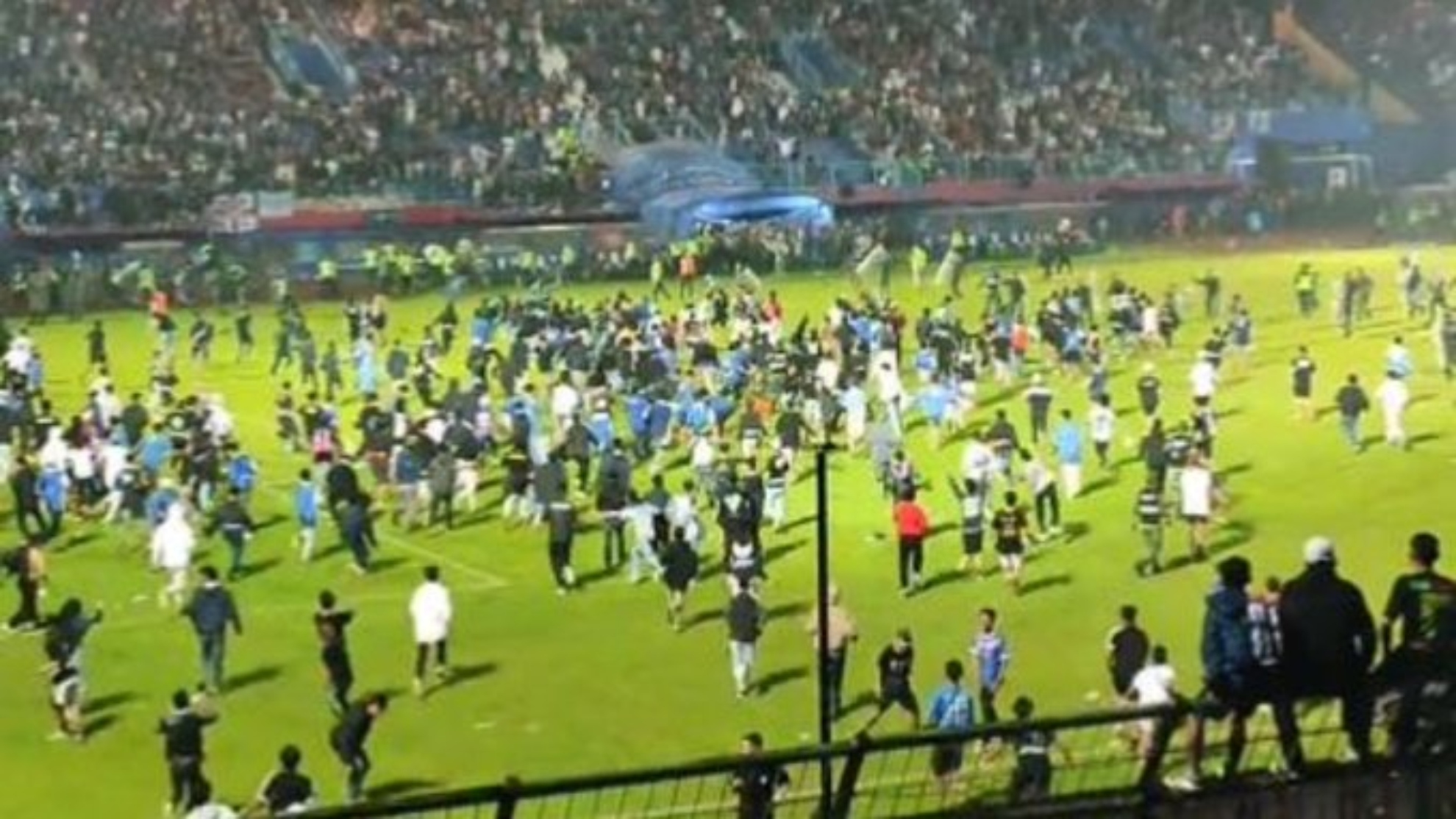 Tragedia En Indonesia Disturbios En Partido De Fútbol Provocan Estampida Van 125 Muertos Y 9722