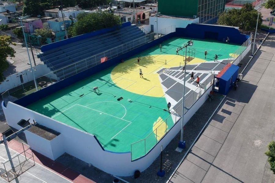 APOYO DE EMPRESA: Rehabilitan cancha de futbol de la unidad deportiva Playa del  Carmen