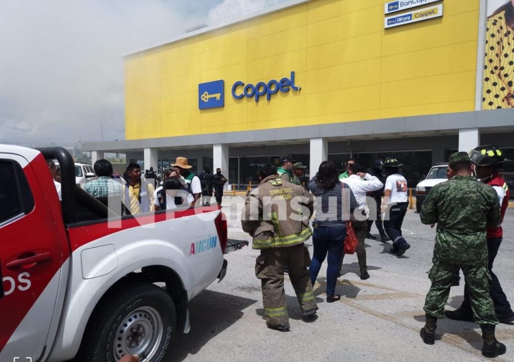 EVACUAN 150 PERSONAS: Se incendia tienda Coppel en la avenida Nichupte