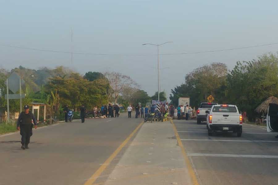 Bloqueo de la carretera Chetumal-vía corta a Mérida