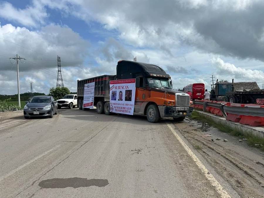 Transportistas bloquean la carretera Chetumal-Bacalar