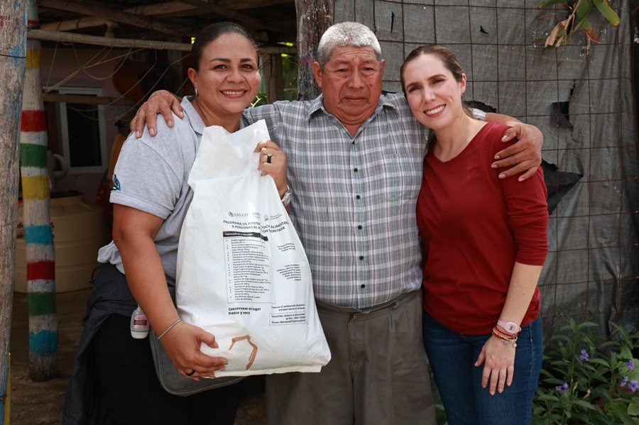 Atenea Gómez Ricalde entrega apoyos 