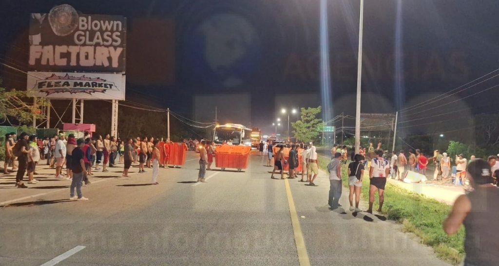 FALTA DE AGUA Y LUZ: Bloquean la carretera 307 en la salida de Playa del Carmen hacia Tulum