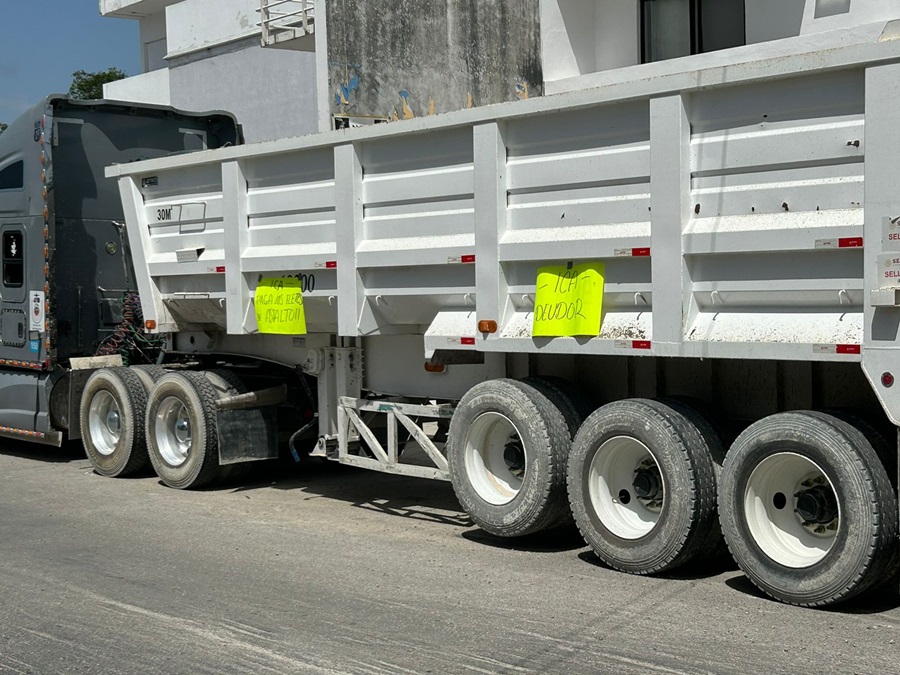 EXIGEN PAGO: Choferes protestan contra ICA en Playa del Carmen