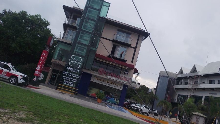 Sujeto amaga con tirarse desde un edificio de la avenida Kabah