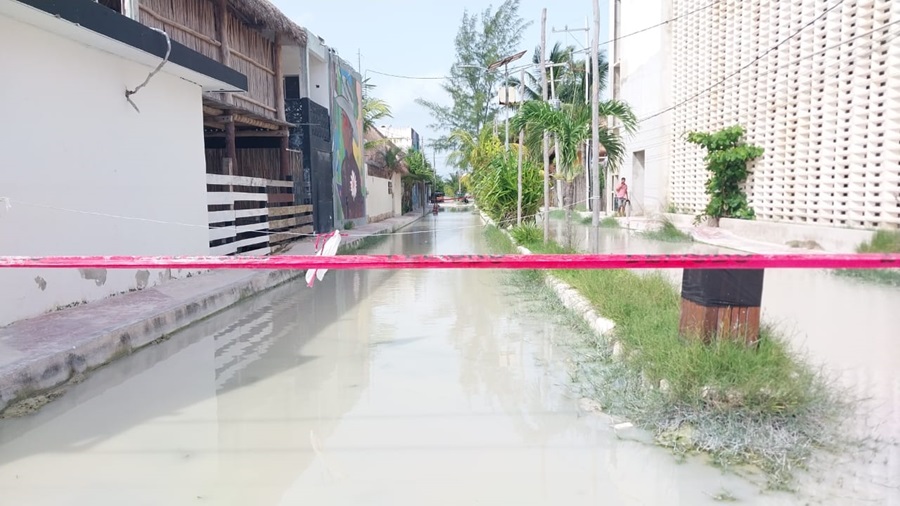 POR INUNDACIONES: Cierran calles de Holbox