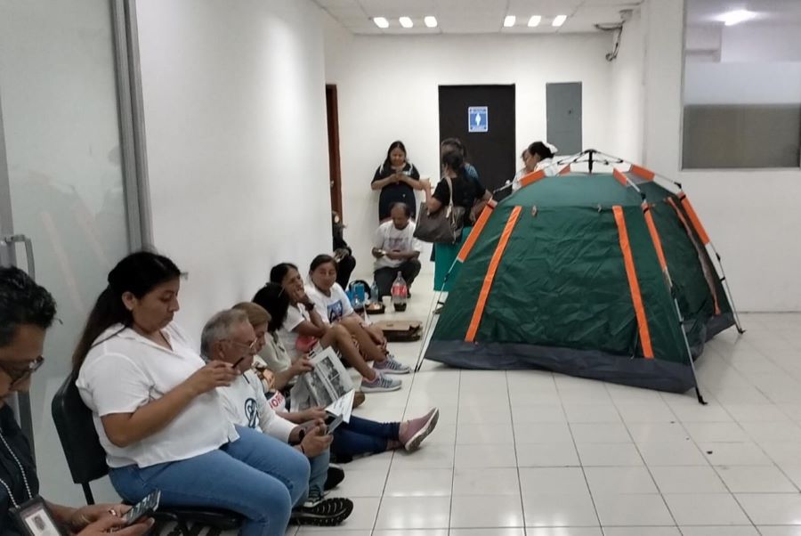 campamento frente a oficinas del fiscal.