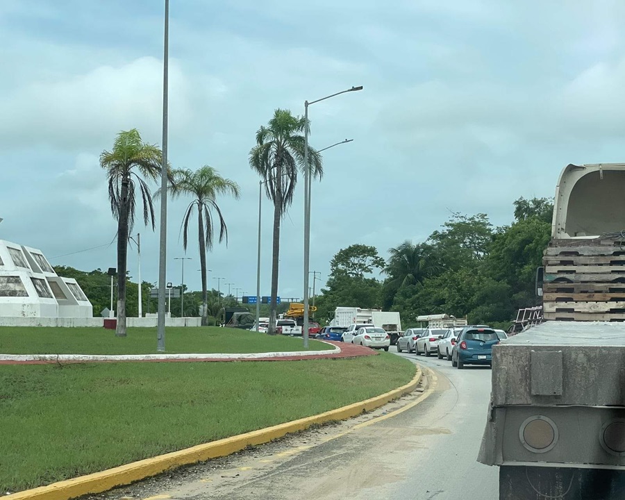 TRABAJOS DEL TREN MAYA: Continúa el caos vehicular en la salida a Chetumal