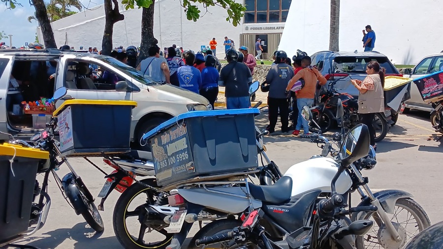 "LEY CHALECO": Motociclistas de Chetumal se manifiestan frente al Congreso del Estado