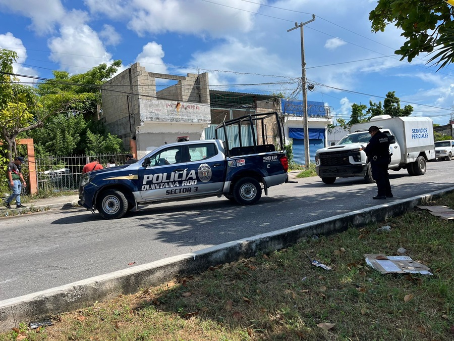 Hallan cuerpo apuñalado en la R-240 de Cancún