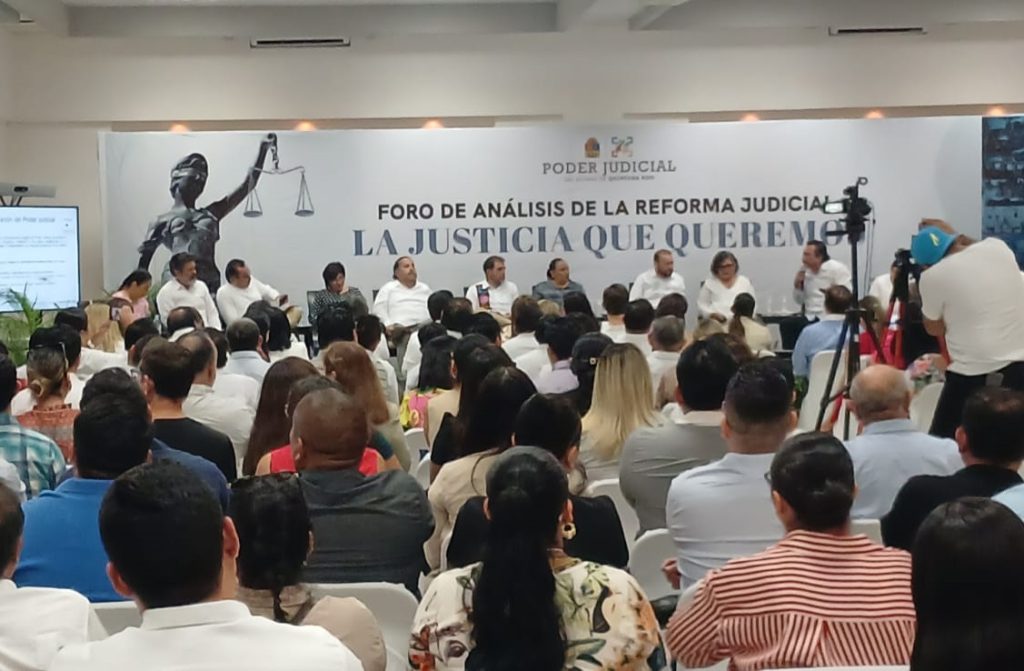 Trabajadores del Poder Judicial se manifiestan en Foro de Análisis de la Reforma Judicial