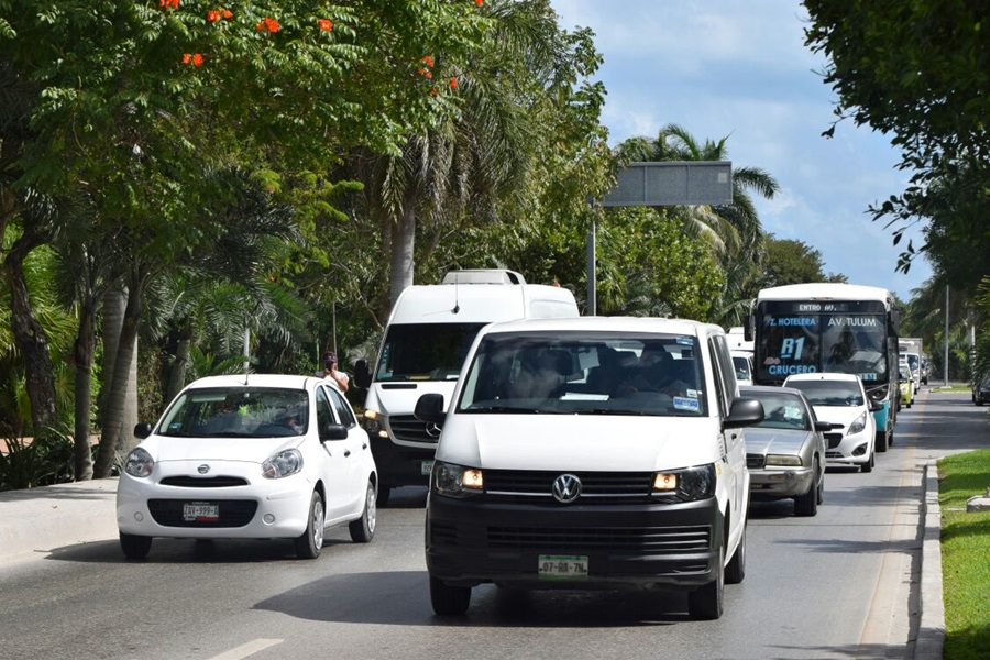 Exigen transportistas federales orden en el aeropuerto de Cancún