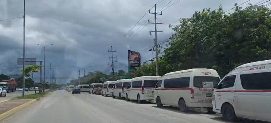 Taxistas de Tulum realizan rodada pacifica en apoyo a su líder sindical detenido